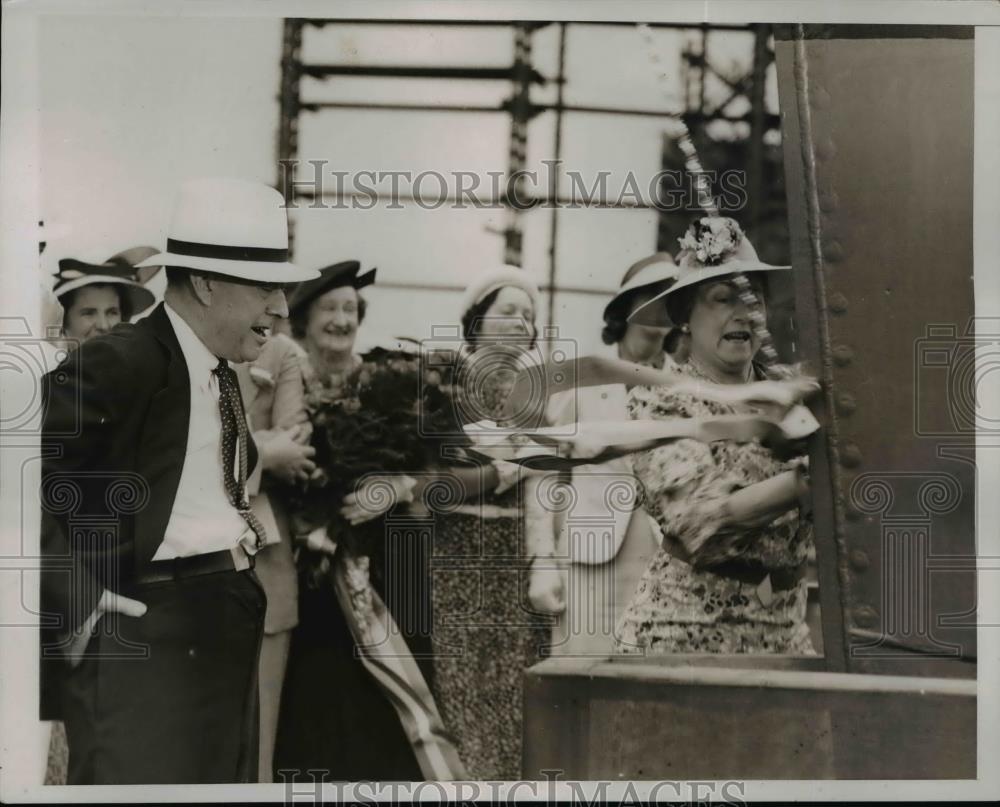 1938 Press Photo Mrs. William D. Leahy Christens Torpedo Boat Destroyer - Historic Images