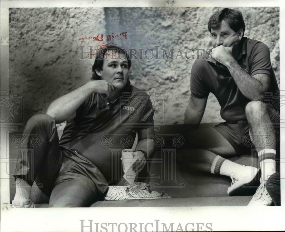1985 Press Photo Cavs Head Coach Goerge Karl with Assistant Morris McHone - Historic Images