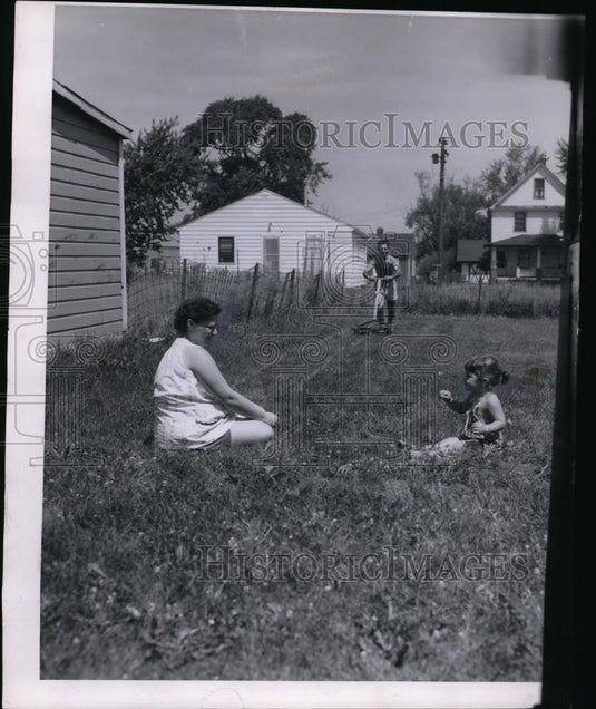 1955 Press Photo Ross Fazio wife Anita and their daughter Brenda 15 months - Historic Images