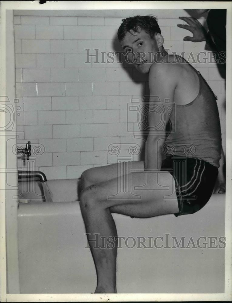 1939 Press Photo University of Indiana track star Don Lash nurses injured ankle - Historic Images