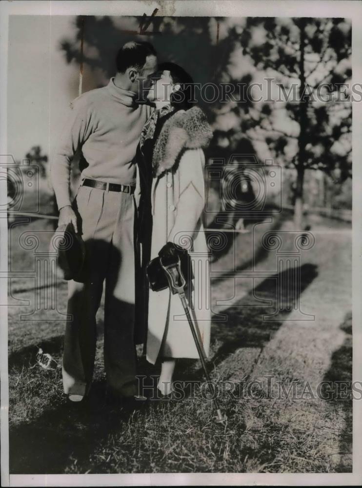 1936 Press Photo Golfer Denny Shute gets kissed by wife after win at Pinehurst - Historic Images