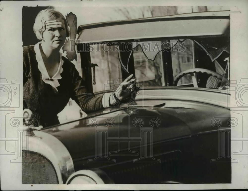 1932 Press Photo Mrs.H.A.Wright injured by jumping rabbit on her car windshield - Historic Images