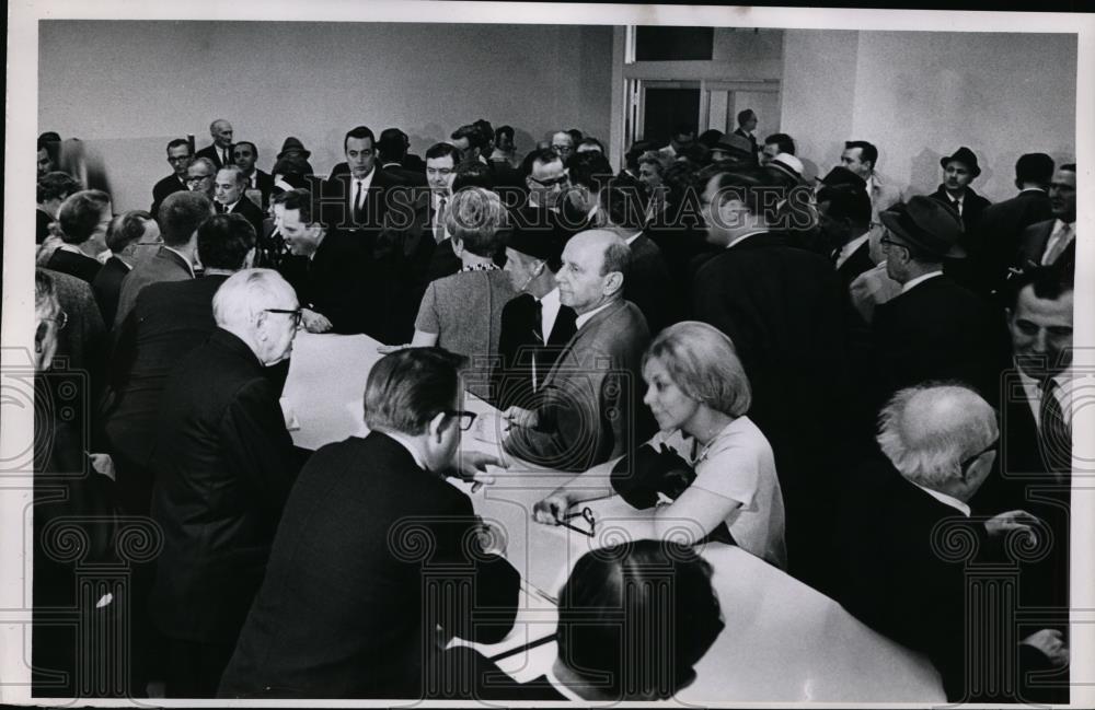 1968 Press Photo Crowd at Election Board County at filing deadline - nee96544 - Historic Images