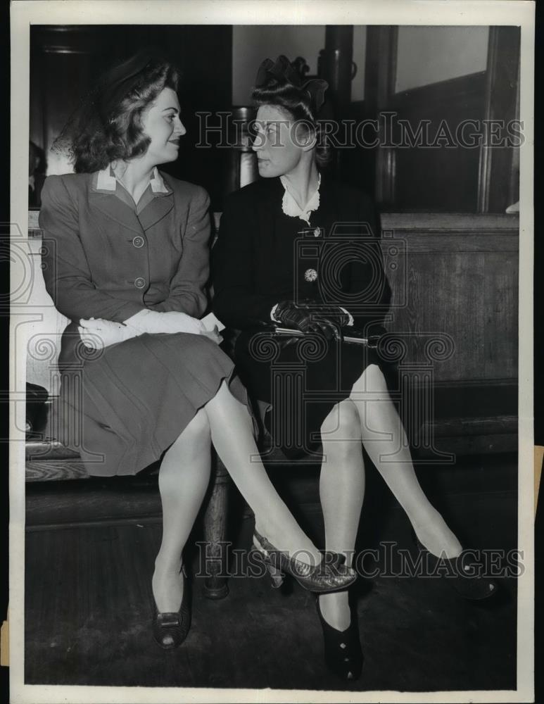 1943 Press Photo Mrs. Faye Riddlesbarger And Daughter Keith In Chicago Court - Historic Images