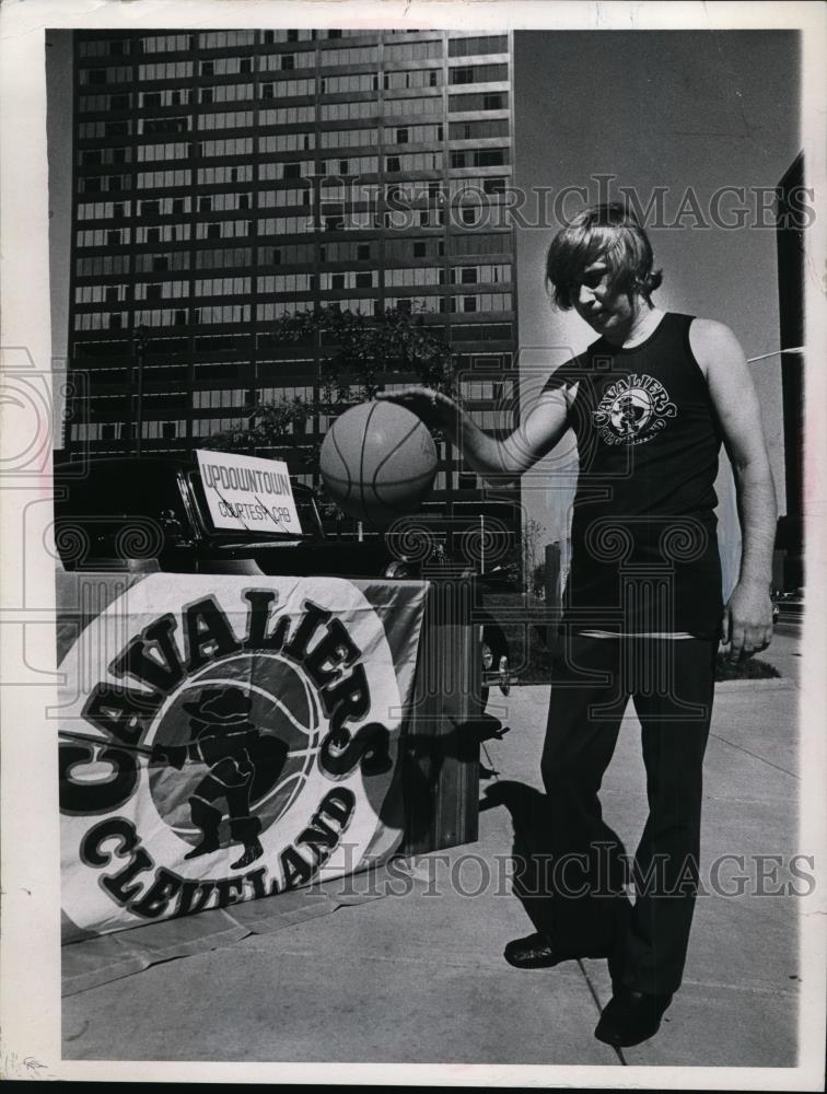 1973 Press Photo Ken Kirsch with basketball at Cleveland Cavaliers sign - Historic Images