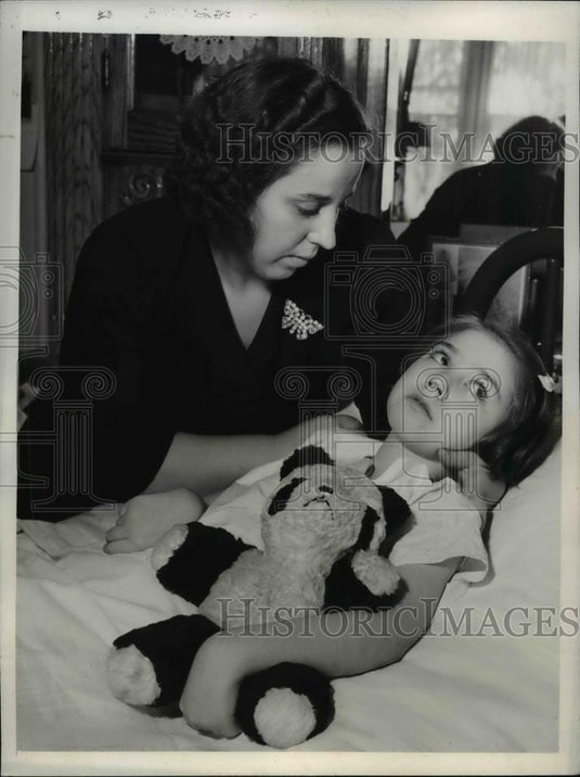 1942 Press Photo Elaine Esposito With Her Mother Mrs. Lucille Esposito - Historic Images