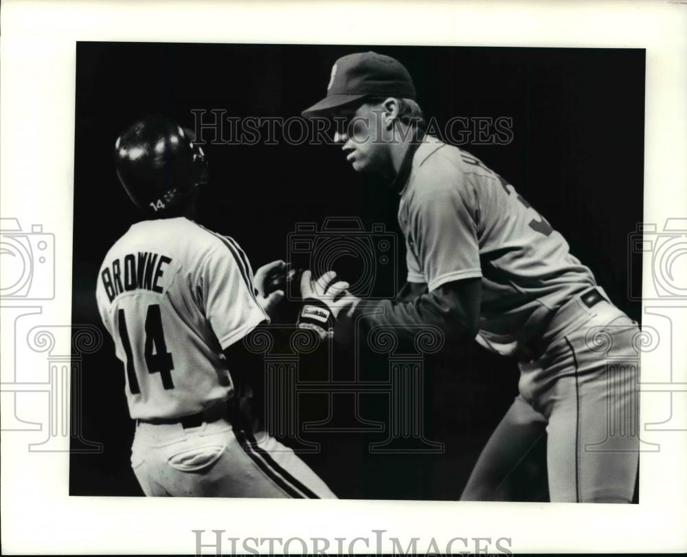 1990 Press Photo Indian&#39;s Jerry Brown is tagged out by Marine&#39;s pitcher Erik Han - Historic Images