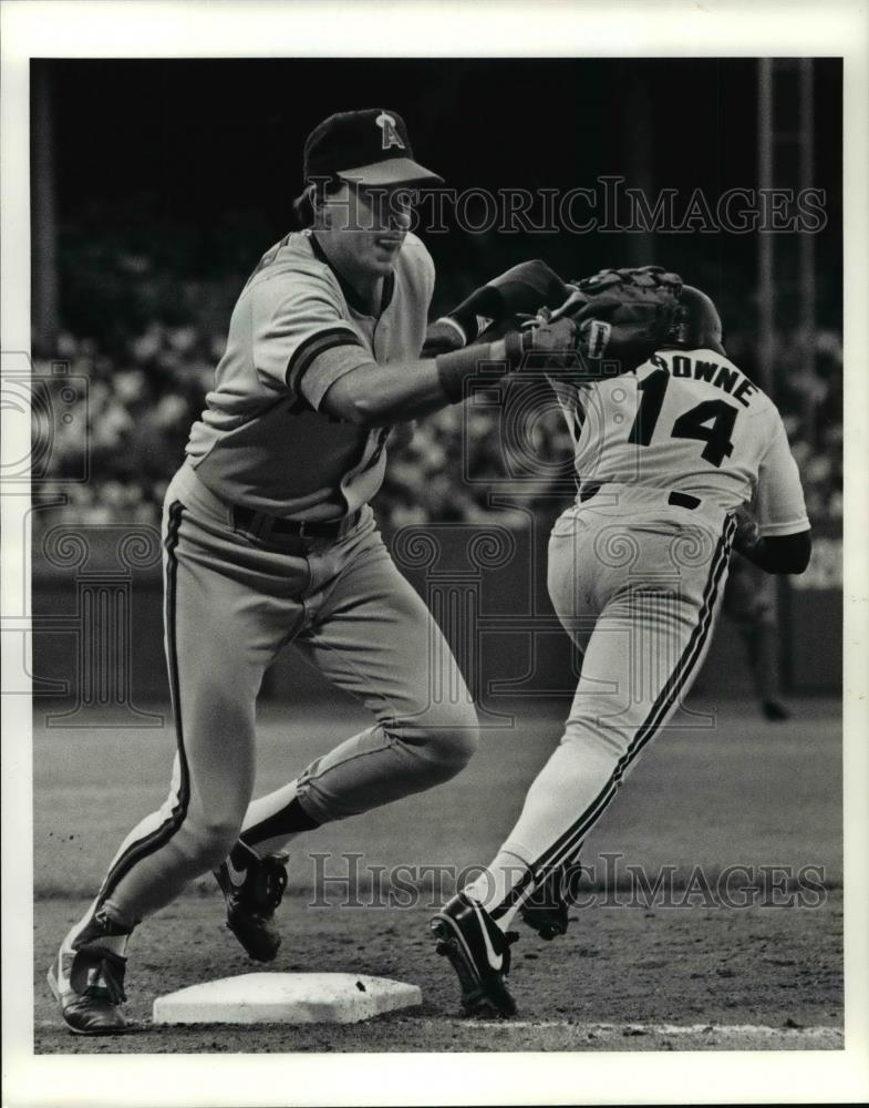 1990 Press Photo Wally Joyner, 1st baseman for Calif., go&#39;s after a wild throw - Historic Images