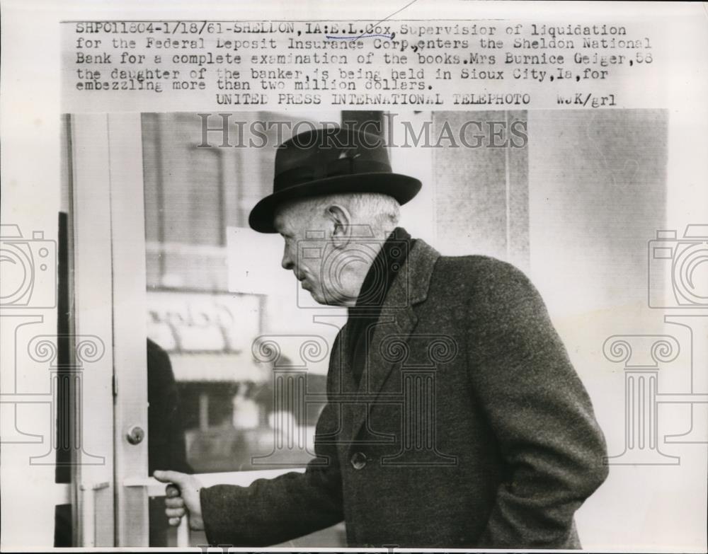 1961 Press Photo E.L.Cox Supervisor of Liquidation for Federal Deposit Insurance - Historic Images