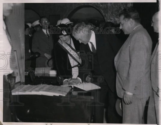 1933 Press Photo Pres. and Mrs.Herbert Hoover visit World's Fair in Chicago - Historic Images