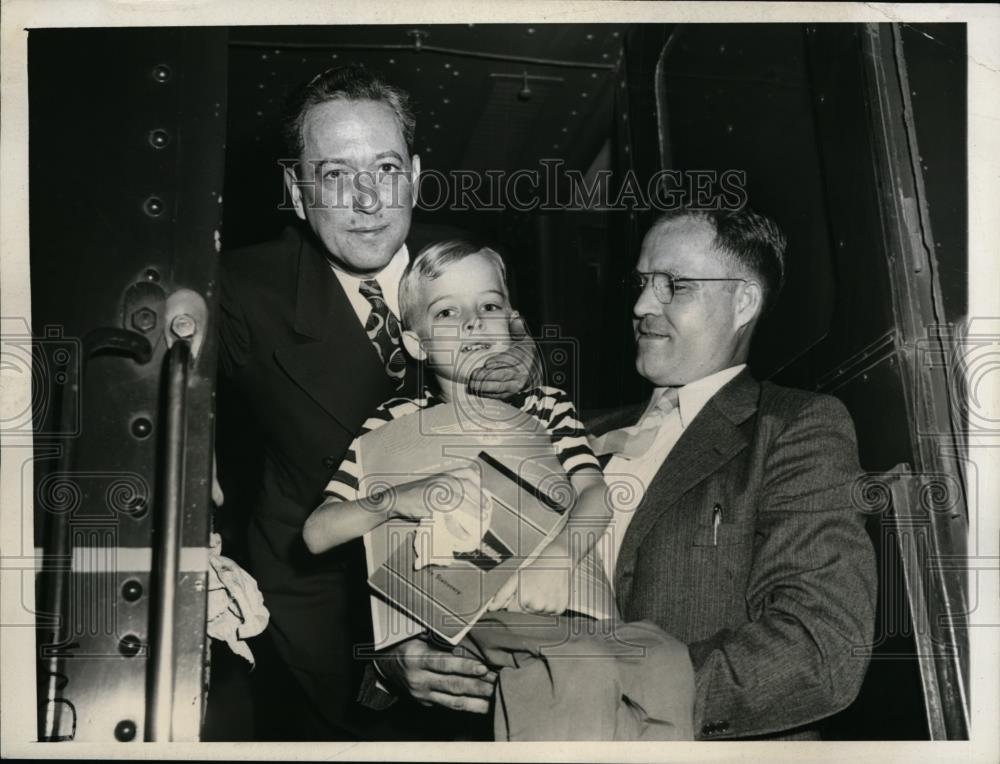 1943 Press Photo Dickie Laswell on his way to Beth David Hospital in New York - Historic Images