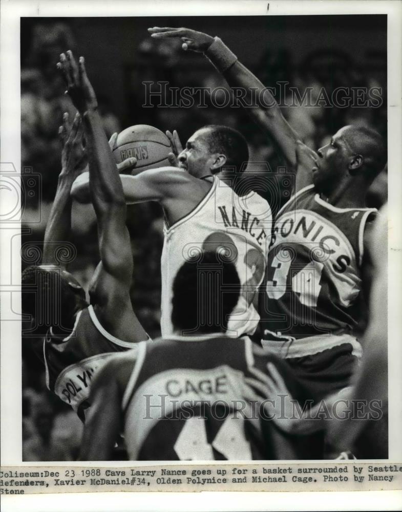 1988 Press Photo Cavs Larry Nance vs Seattle defenders, McDanie, Polynice, Cage - Historic Images