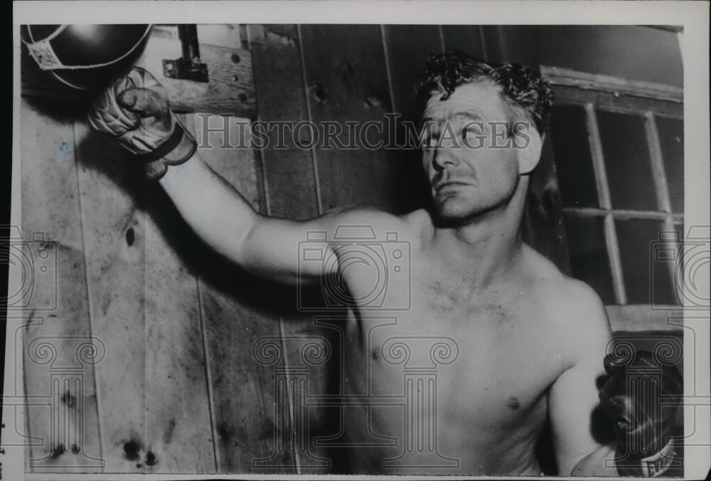 1951 Press Photo Irish Bob Murphy works out on boxing speed bag at a gym - Historic Images