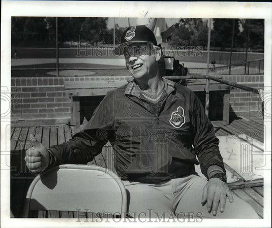 1988 Press Photo Manger Doc Edwins at spring training, Sitting in the broadcast - Historic Images