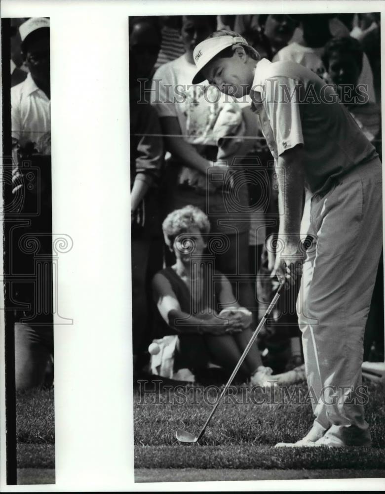 1987 Press Photo Davis Love III chips to the 17th green. - cvb64434 - Historic Images