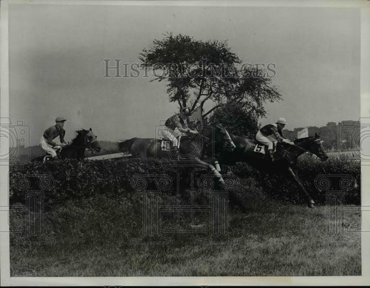 1938 Press Photo United Hunts meet in NYSydney leads the steeplechase - Historic Images