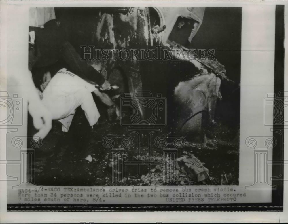 1952 Press Photo Ambulance Driver Tries To Remove Bus Crash Victim - nee96003 - Historic Images