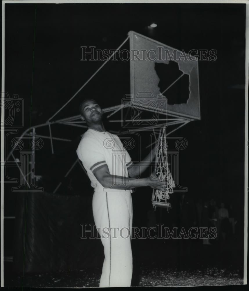 1967 Press Photo Manny Leaks Broke the Glass Backboard in a Warmup Session - Historic Images