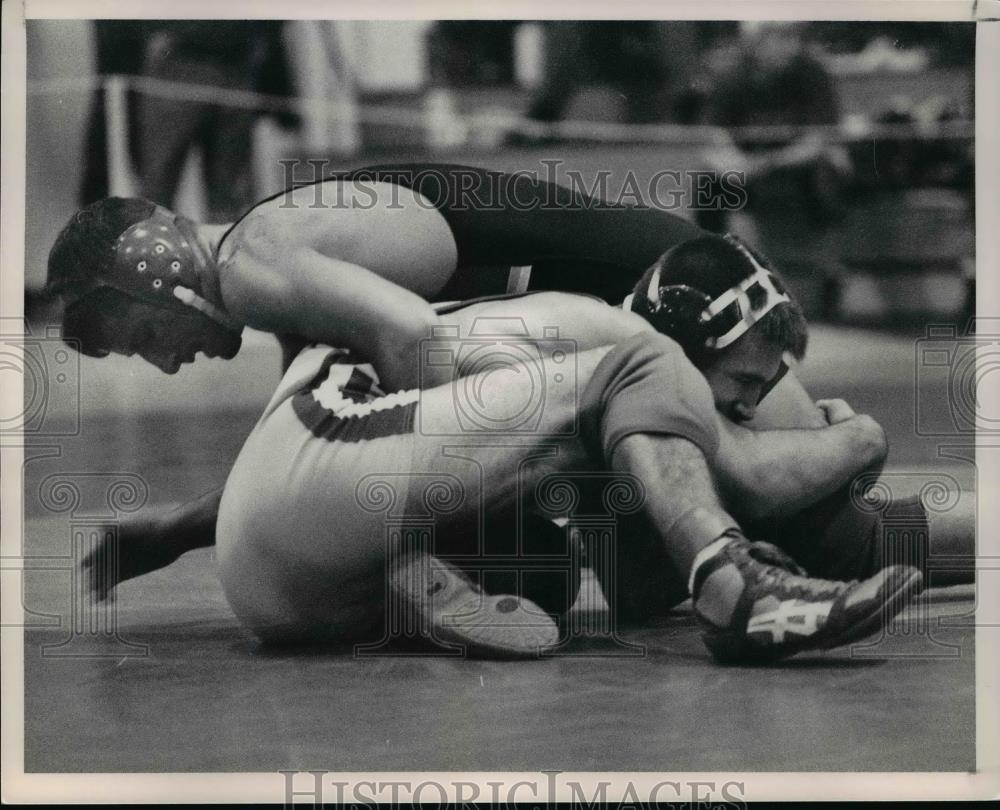1992 Press Photo Top - Dave Hottenstein and Brian McHugh wrestles - cvb57614 - Historic Images