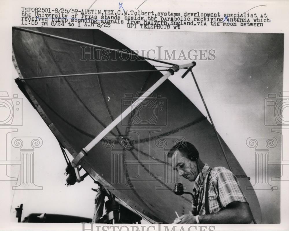 1959 Press Photo C.W.Tolbert stand besides the Parabolic receiving Antenna - Historic Images