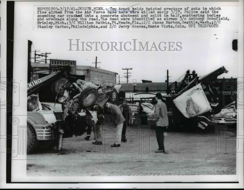 1961 Press Photo Tow truck holds wreckage of car in which five airmen died - Historic Images