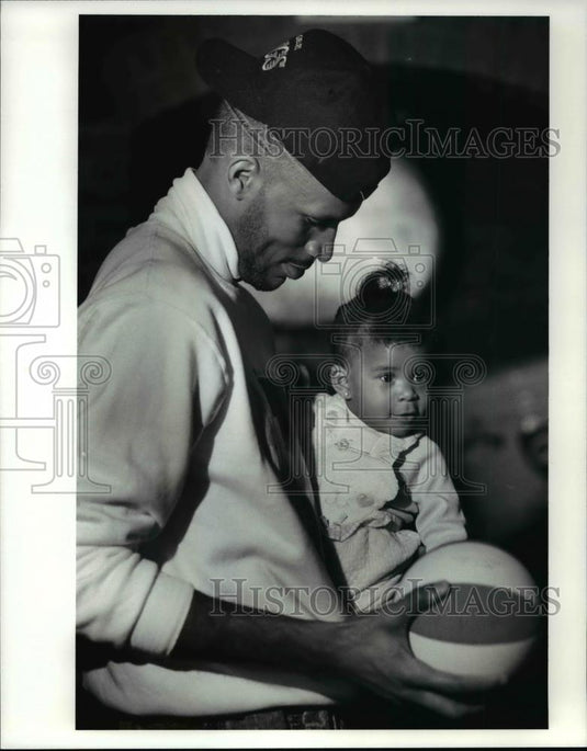 1990 Press Photo Basketball player Ron Harper with his daughter Joclene - Historic Images