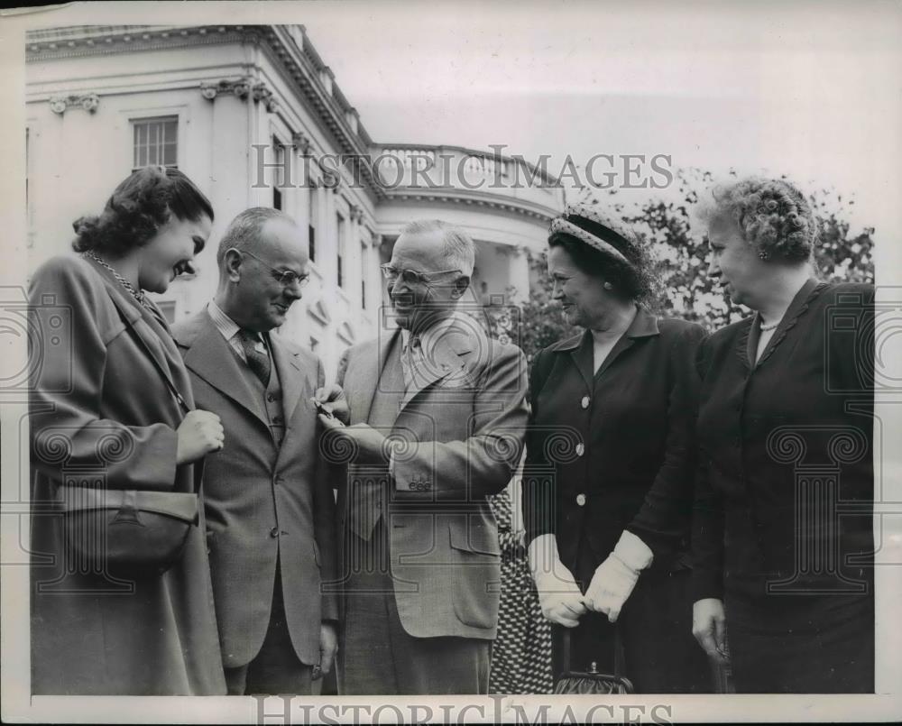 1947 Press Photo President Truman Awarded A Medal Of Merit To John Snyder - Historic Images