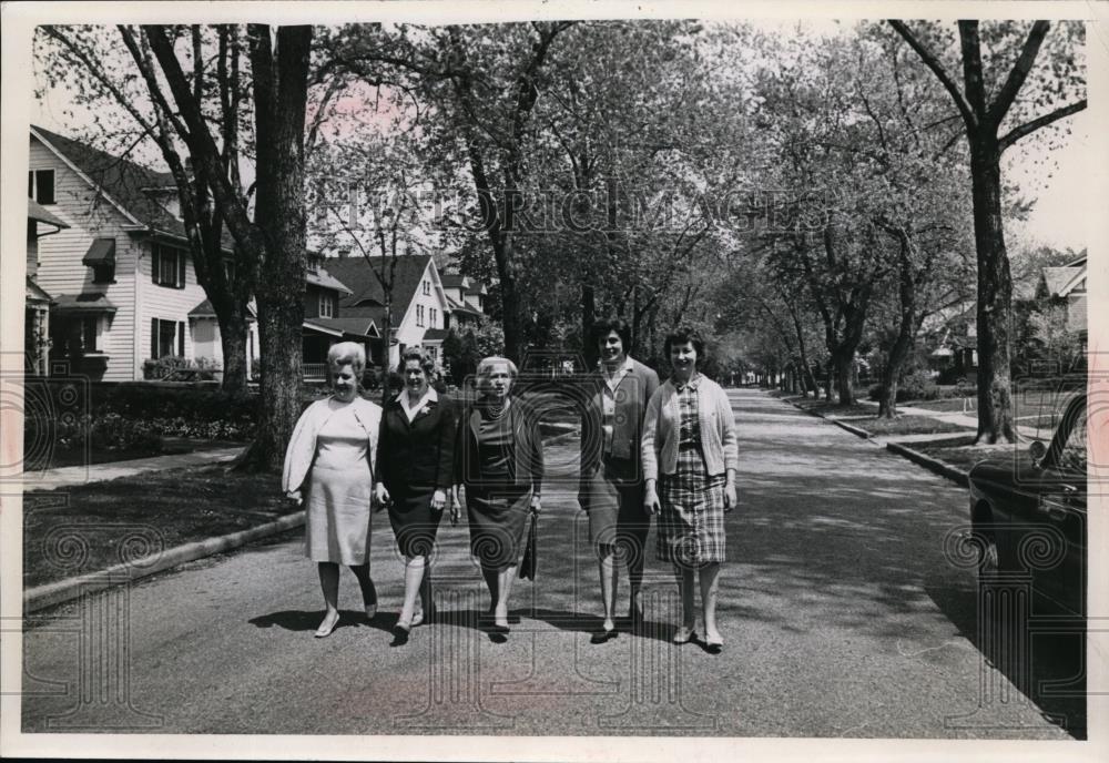 1967 Press Photo Women Walking Down Street in Cleveland Heights - nee96826 - Historic Images