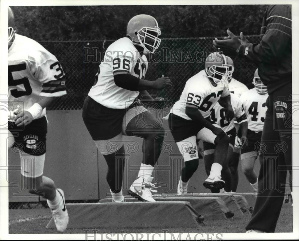 1991 Press Photo James Jones at practice at Browns training camp in Berea - Historic Images