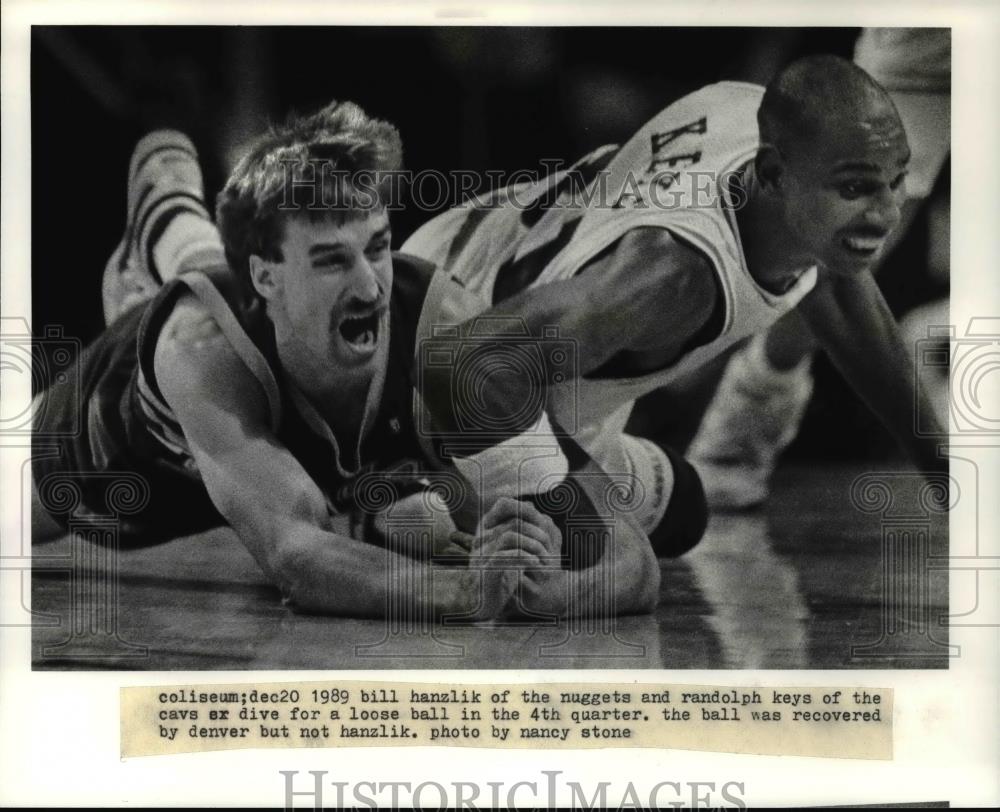 1989 Press Photo Bill Hanzlik and Randolph Keys Dive for Loose Ball  - cvb64035 - Historic Images