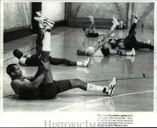 1988 Press Photo Larry Nance and Phil Hubbard Stretch Out During Practice - Historic Images
