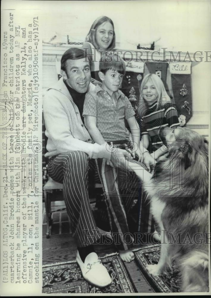 1971 Press Photo Football player- John Brodie and children Kelly, Cammie, Bill - Historic Images