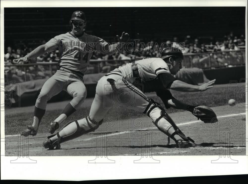 1985 Press PhotoIndians Jerry Willard waits for the throw as Seattles Ken Phelps - Historic Images