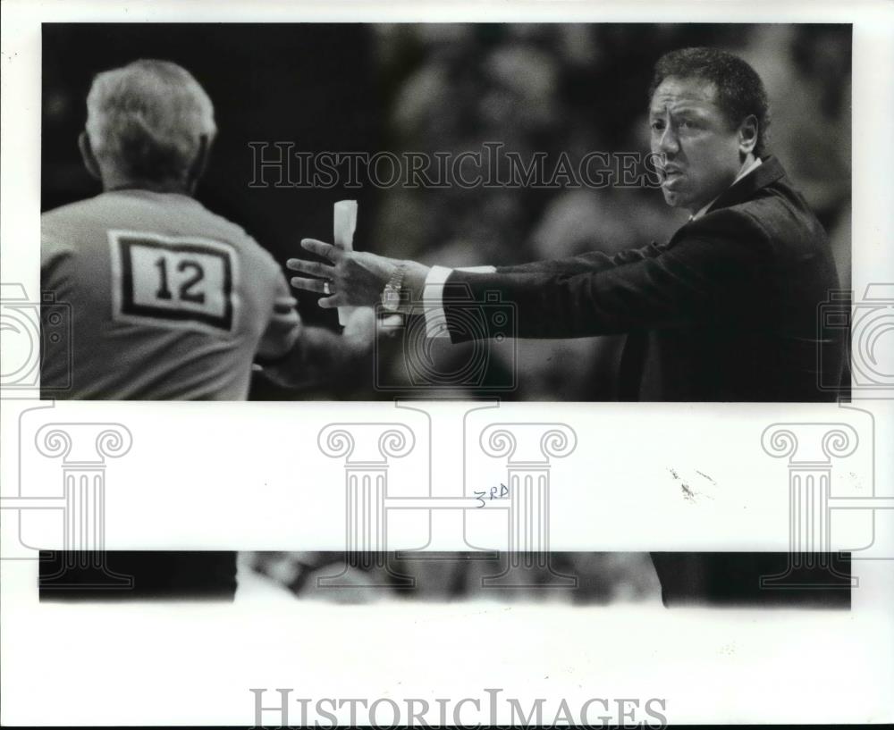 1989 Press Photo Lenny Wilkens argues with Ref Earl Strom  - cvb64261 - Historic Images