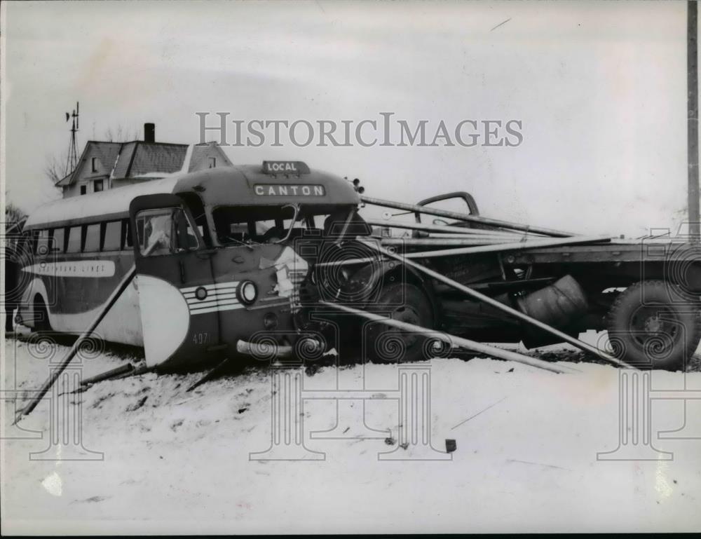 1945 Press Photo Truck Loaded With Steel Crashed Into Greyhound Bus - nee96103 - Historic Images