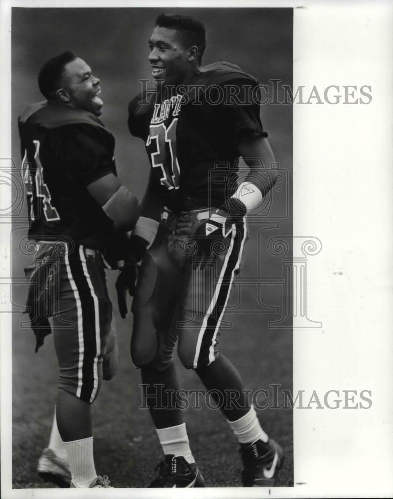 1989 Press Photo Kelvin Hines and Frank Andrews Share a Joke During Practice - Historic Images
