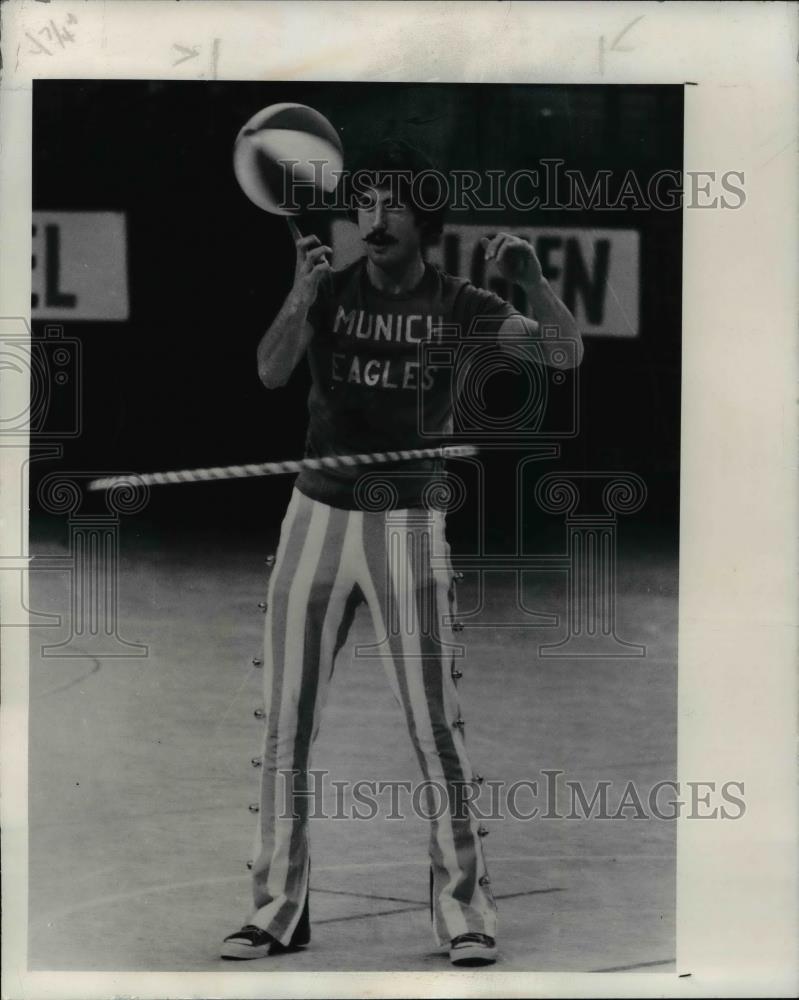 1975 Press Photo George Schauer Spinning Universiry of Minnesota Basketball - Historic Images