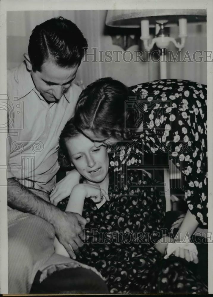 1937 Press Photo Mrs. Dorothy Lucas Being Comforted By Her Husband and Neighbor - Historic Images