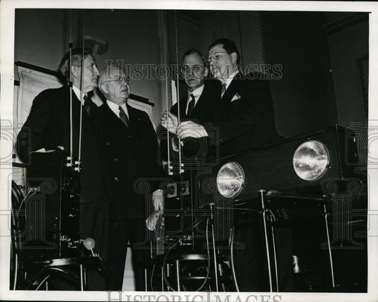 1941 Press Photo Blackout machine demonstrated for Sen Morris Sheppard - Historic Images