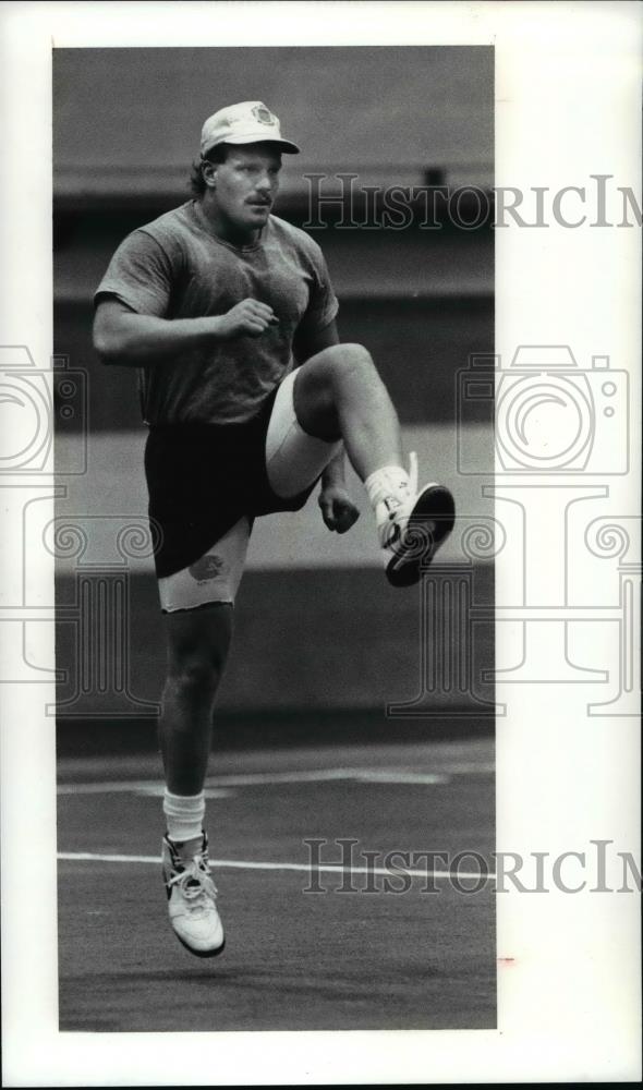 1991 Press Photo Ralph Tamm runs some high kicking trips across the indoor field - Historic Images