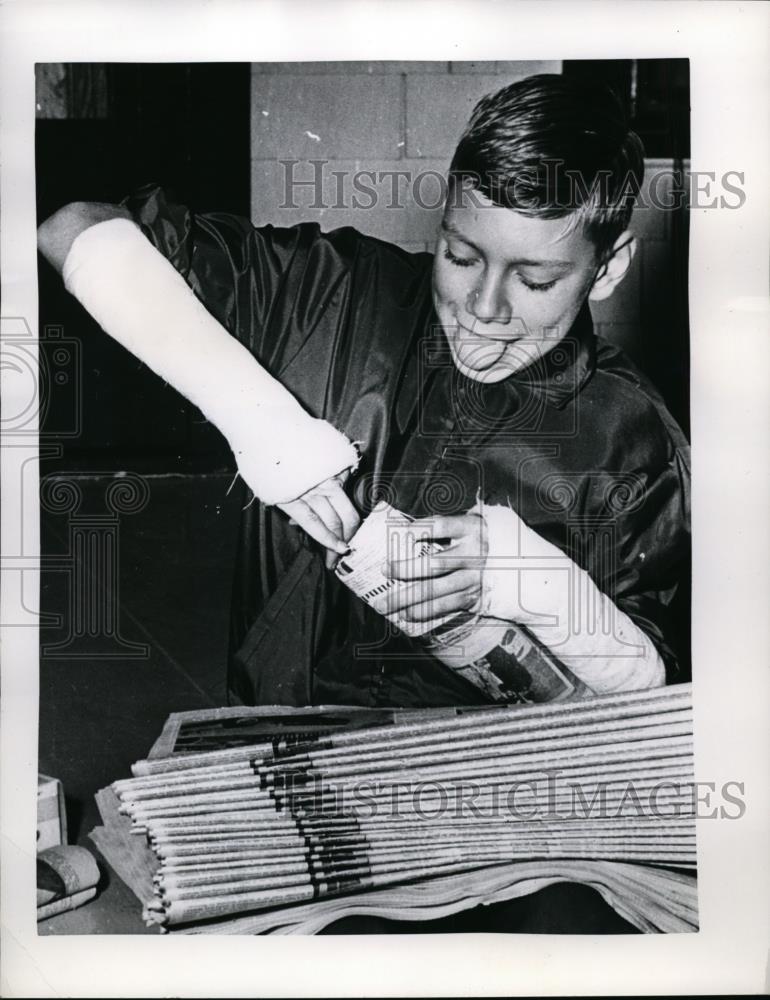 1961 Press Photo David Kikly Prepares for Lima News Paper Route with Broken Arm - Historic Images
