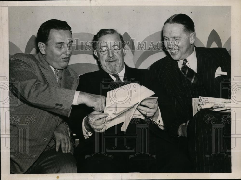 1939 Press Photo Leon Henderson John Kingsbury Louis Bromfield attend conference - Historic Images