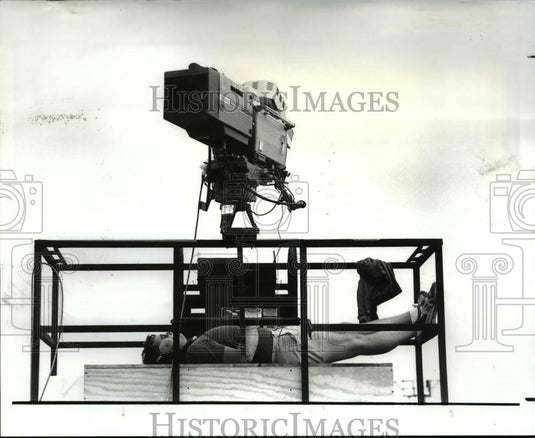 1987 Press Photo ABC Cameraman Takes Break Before Final Grand Prix Race - Historic Images