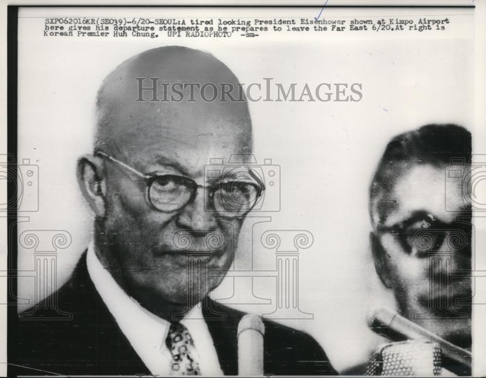 1960 Press Photo Tired looking President Eisenhower delivers departure statement - Historic Images