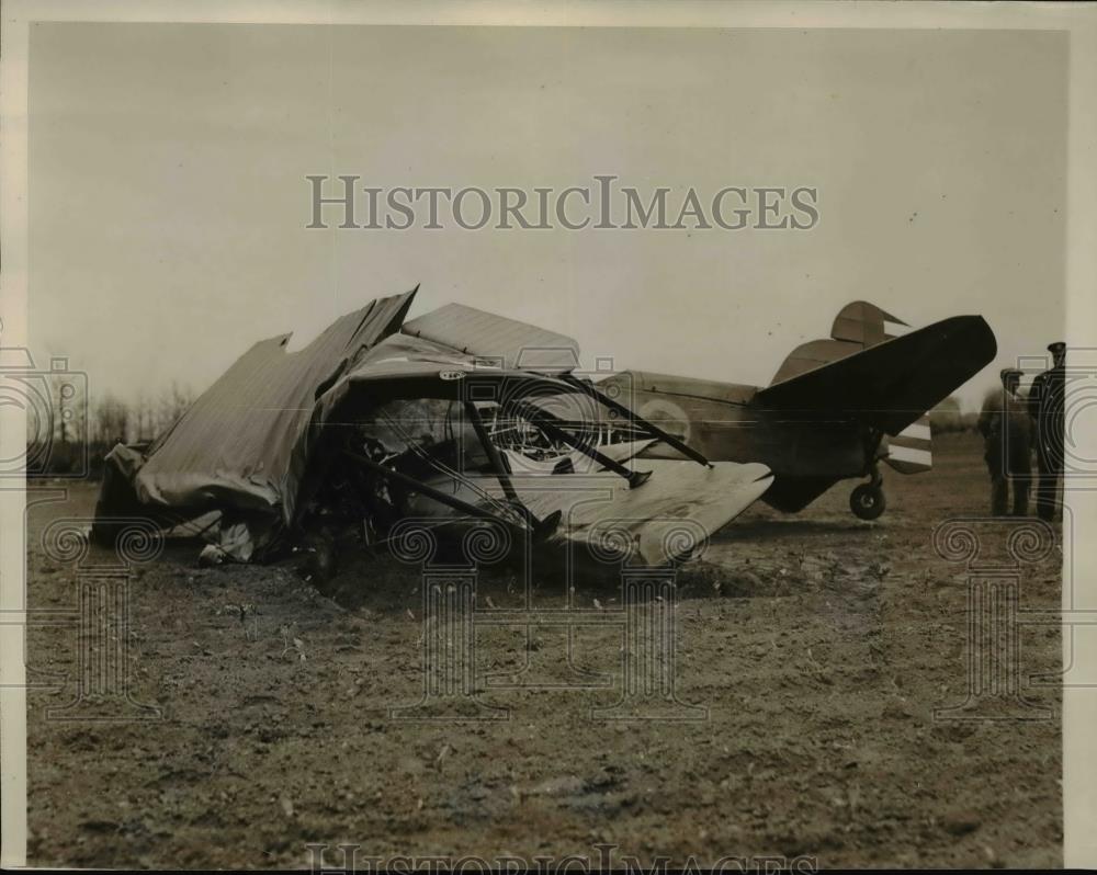 1932 Press Photo Army Plane crashed on a farm near Wantach Long Island - Historic Images