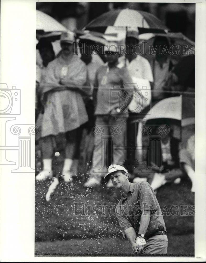 1988 Press Photo Golfer Sandy Lyle chips ball out of sand on 4th hole at tourney - Historic Images