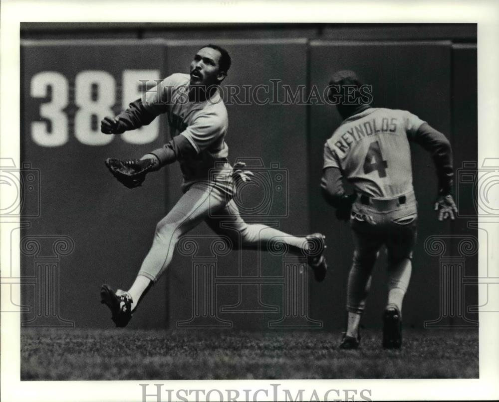 1990 Press Photo Seattle&#39;s Henry Cotto catches a looping hit by Candy Maldonado - Historic Images