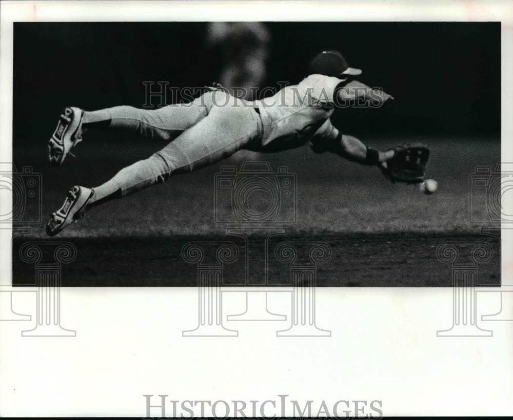 1989 Press Photo Walt Weiss Makes Diving Attempt Ball Hit by Cory Snyder - Historic Images