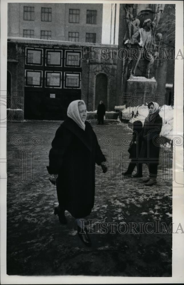 1963 Press Photo Nina Khrushchev makes public appearance after voting - Historic Images