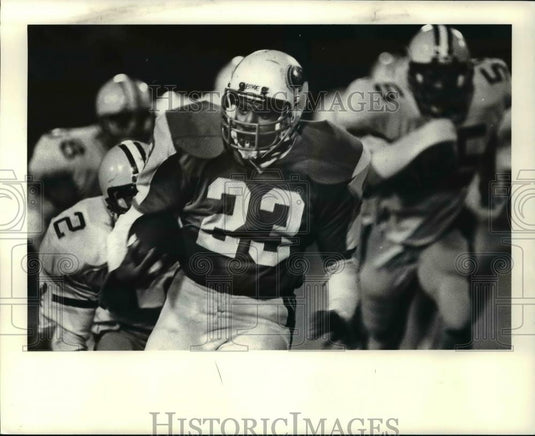 1985 Press Photo Aj Forner picks up 9 yds in the 4th quarter against St Edwards - Historic Images